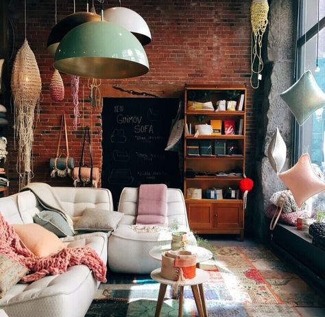 Maximalism in Minimalism: Designers Share 26 Tips for Infusing Maximalist Vibes into Minimalist Spaces Maximalism Design, Wabi Sabi Design, Maximalist Design, Design Your Home, New Home Designs, How To Design, Condos For Sale, Mid Century House, Mid Century Modern Design