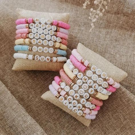 Bracelet in heishi pearls. Possibility of customization (colors and text) Heishi Bracelet Patterns, Bracelet Heishi, Bead Buddies, Heishi Jewelry, Candy Bracelets, Business Jewelry, Heishi Bracelets, Clay Bracelets, Clay Bead Necklace