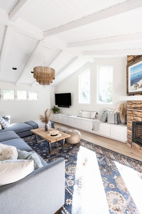 Modern California Casual - Beach Style - Living Room - San Francisco - by Kimberley Kay Interiors | Houzz California Casual Living Room, Modern California Home, Cozy Sectional, Beach Style Living Room, Casual Beach Style, Socal Style, Dinner Room, California Casual, California Cool