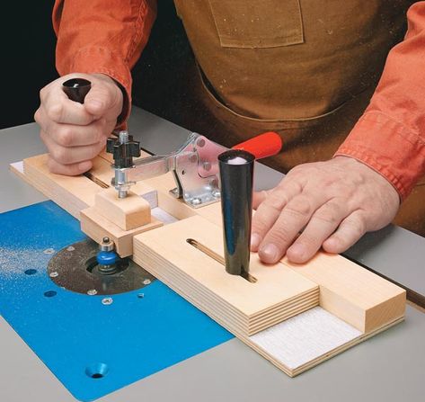 Router Table Sled: This handy router table accessory makes easy to make safe, accurate cuts in small parts. Diy Router Table, Router Sled, Diy Router, Woodworking Jigsaw, Router Jig, Woodworking Saws, Woodworking Jig, Woodworking For Kids, Woodworking Table