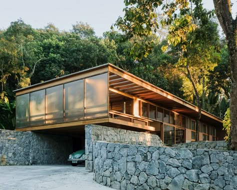 Treetop House, Brazil Wallpaper, Glass Houses, Innovative Architecture, Casa Container, Vero Beach, House Architecture Design, Mid Century Modern House, Mid Century House