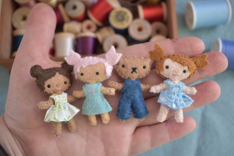 Tiny Felt dolls handmade miniatures and teddy bear in palm Tiny Felt Dolls Free Pattern, Tiny Art Projects, Tiny Felt Animals, Tiny Dolls To Make, Mini Felt Animals, Diy Felt Crafts, Felt Doll Tutorial, Felt Creatures, Diy Felt Animals