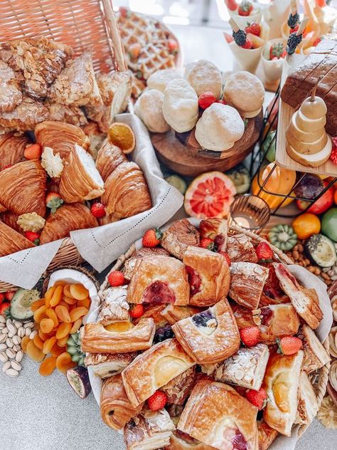 Picnic Grazing Board, Breakfast Shower Ideas, Christmas Breakfast Spread, Champagne Breakfast Ideas, Breakfast Spread Table, Boujee Snacks, Baby Shower Spread, Breakfast Baby Shower Ideas, Brunch Grazing Board