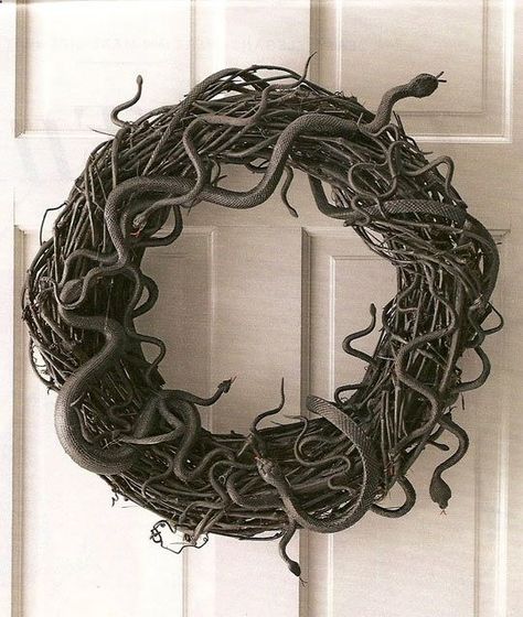 snake wreath, buy rubber snakes at dollar tree and spray paint them black Snake Wreath, Strašidelný Halloween, Diy Halloween Dekoration, Halloween Fotos, Uhyggelig Halloween, Table Halloween, Halloween Decor Diy, Hallowen Ideas, Easy Diy Halloween Decorations