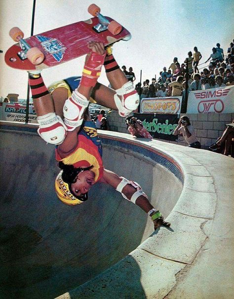 |"El Gato" Eddie Elguera| ✋ #handplant #elgato #eddieelguera #elguera #skate #skaters #skatepark Skateboard Images, Skateboarding Aesthetic, Skateboard Photos, Skateboard Pictures, Old School Skateboards, Skate Photos, Skate And Destroy, Santa Cruz Skateboards, Skateboard Photography