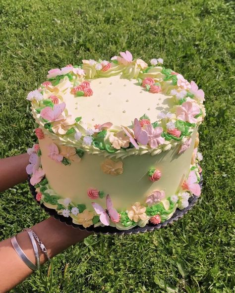 Pastry Chocolate, Vintage Birthday Cakes, Garden Cakes, Spring Cake, 18th Birthday Cake, Mini Cakes Birthday, Flowers Cake, Pretty Dessert, Creative Birthday Cakes