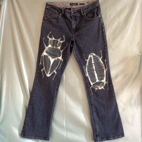 Grunge Bleached Jeans, Bleach Patterns On Jeans, Insecticide Nirvana, Bleach Painting Denim, Bleach Paint Pants, Bleach Painting On Clothes, Painting A Shirt, Bleached Jeans Ideas, Bleach Pattern Jeans