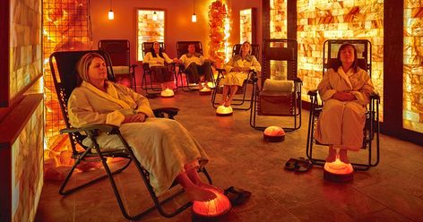 Float Room Spa, Himalayan Salt Room Design, Indoor Jacuzzi Room Ideas, Mini Spa Ideas, Sauna Room Ideas, Home Spa Room Ideas, Day Spa Interiors, Iv Lounge, Spa Relaxation Room