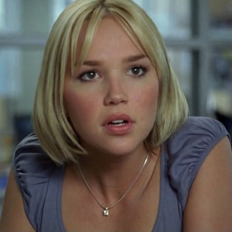 Carrie John Tucker, Arielle Kebbel Short Hair, Arielle Kebbel 2000s, John Tucker Must Die Outfits, Sitcom Fashion, John Tucker Must Die, Arielle Kebbel, Lily Rose Depp Style, John Tucker