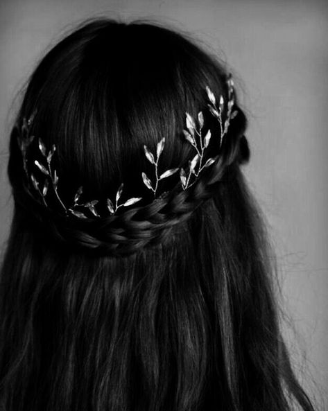 Silver Hair Accessory, Isabelle Lightwood, Black Hair Color, Long Black Hair, Hair Color For Black Hair, 가을 패션, Black Wedding, Silver Hair, العناية بالشعر