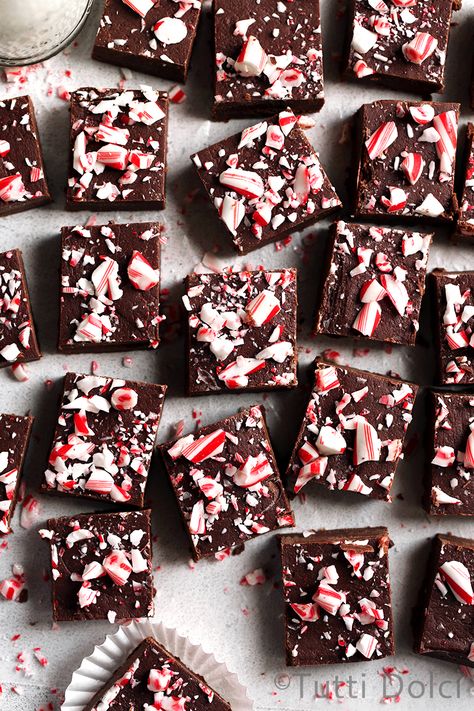 Filled with the rich flavors of the holidays, this simple and delicious homemade peppermint mocha fudge makes a festive holiday treat! Kalejunkie Recipes, Homemade Peppermint Mocha, Mocha Fudge, Marshmallow Fudge, Peppermint Recipes, Peppermint Fudge, Peppermint Marshmallows, Peppermint Brownies, Homemade Fudge