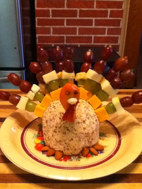 Cheeseball Turkey, Thanksgiving Cheeseball, Turkey Veggie Tray, Turkey Cheese Ball, Kid Friendly Thanksgiving, Thanksgiving Food Crafts, Thanksgiving Sweets, Turkey Appetizers, Thanksgiving Fruit