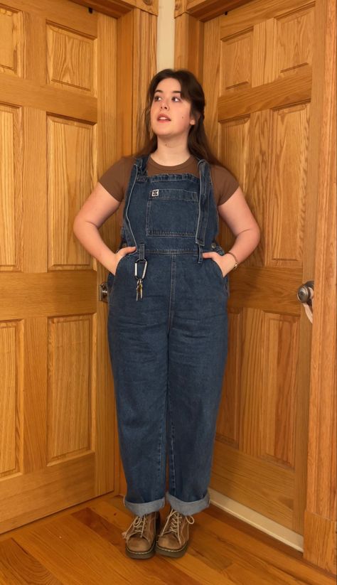 Overalls On Curvy, Overall Midsize, 80s Inspired Outfits Plus Size, Earthy Aesthetic Outfits Plus Size, Overalls Midsize Outfit, Plus Size Overalls Outfit Fall, Overall Plus Size Outfit, Overalls Plus Size Outfit, Overalls Outfit Summer Plus Size