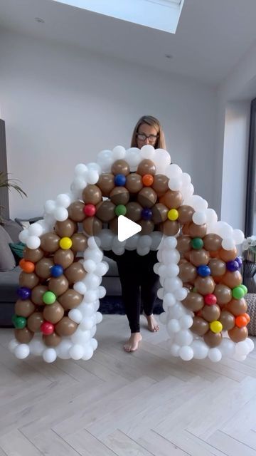 Gingerbread House Balloon Arch, Christmas Parade Float Ideas Diy Gingerbread Houses, Gingerbread Balloon Decor, Balloon Gingerbread House Tutorial, Christmas Balloon Garland Backdrop, Christmas Balloons Garland, Gingerbread House Balloons, Gingerbread Balloon Garland, Balloon Christmas Tree Tutorial