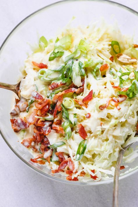 Apple Bacon Coleslaw - Super creamy, crunchy, and fresh! This coleslaw recipe only takes a few minutes to make and is packed with bright and delicious flavor! Apple Bacon Coleslaw, Healthy Coleslaw, Coleslaw Recipe Easy, Pork Stew, Cole Slaw, Slaw Recipes, Yummy Salad Recipes, Coleslaw Recipe, Gordon Ramsay