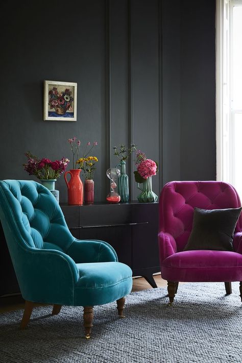 Retro Hues That Are Making A Huge Decor Comeback Artist Interior, Furnitur Ruang Keluarga, Dark Living Rooms, Poltrona Vintage, Interior Painting, Trendy Living Rooms, Chic Living Room, Livingroom Layout, Cool Ideas