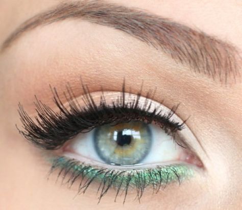 Colored eyeliner bottom lid Extreme Make-up, Eyebrow Trends, Green Eyeliner, Neutral Eyes, Eyeliner Styles, Smink Inspiration, Beauty Make-up, Makijaż Smokey Eye, Colored Eyeliner