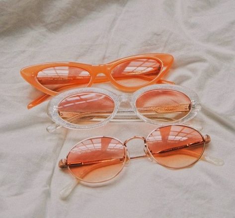 Thelma Et Louise, Sunglasses For Your Face Shape, Cat Eye Colors, Tinted Glasses, Peach Aesthetic, Cute Sunglasses, Insta Ideas, Orange Aesthetic, Trendy Sunglasses