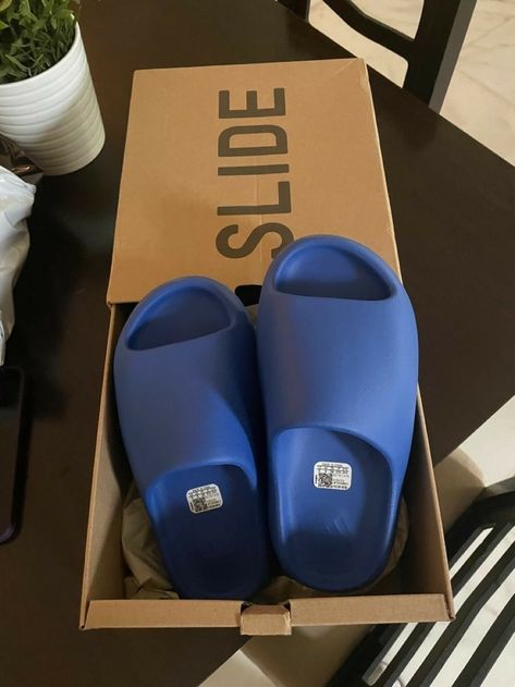 Azure Yeezy Slides Outfit, Blue Yeezy Slides Outfit, Blue Yeezy Slides, Blue Yeezy, Estilo Drip, Boys Fashion Aesthetic, Yeezy Slides Outfit, Blue Slides, Fun Slippers