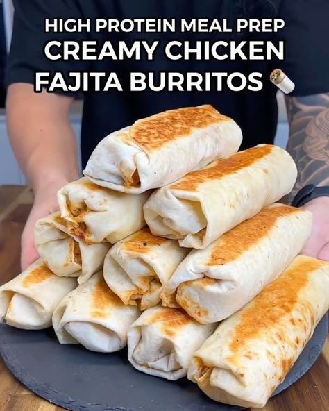 Macro-friendly Recipes for Gymrats on Instagram: "1️⃣ or 2️⃣? Which 🌯 do you prefer?  Checkout the Elite Low Calorie & Fakeaway Favourites Cookbooks for more exclusive High Protein & Low Calorie Recipes! 🧑‍🍳📖  1️⃣ High Protein Creamy Chicken Fajita Burritos🌯 By @_aussiefitness 👈  Easy Meal Prep With 56g Protein💪🏼  (Macros: Per Burrito - 10 Total) 498 Calories 34.6gC | 11.6gF | 56gP  Ingredients: 1.3KG Diced Skinless & Boneless Chicken Breast (raw weight) 1/2 Packet Fajita Seasoning (Old El Paso - store bought or homemade) 400g Red Enchilada Sauce (Old El Paso - or tomato passata) 500g Diced Capsicum/Bell Peppers 1 Diced Onion Light Cooking Oil Spray (Frylight) Salt Parsley 600g Low Fat Cottage Cheese 130g Light Cream Cheese (or light laughing cow cheese) 1/2 Packet Fajita Seasoning Low Cal High Protein Chicken Recipes, Creamy Chicken Fajita Burrito, Creamy Chicken Burritos, 600 Calorie Meals High Protein, Laughing Cow Recipes, Low Calorie Burrito, Laughing Cow Cheese Recipes, High Protein Burrito, High Protein Low Fat Meals