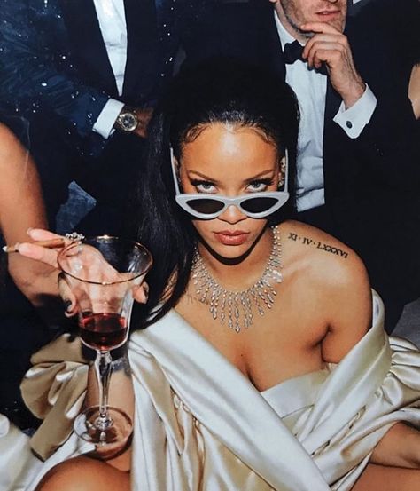 2,669 curtidas, 36 comentários - Rihanna 🦋 (@rihfantastic) no Instagram: “#rihanna #badgalriri #navy 💎” Chicas Punk Rock, Sunglasses For Your Face Shape, Looks Rihanna, Rihanna Outfits, Rihanna Looks, Boujee Aesthetic, Rihanna Riri, Rihanna Style, Bad Gal