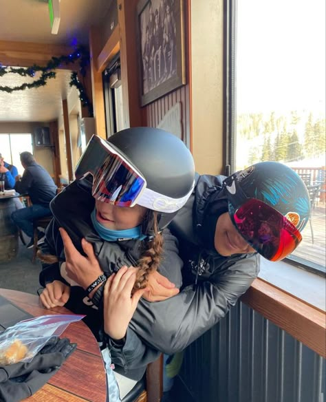 Ski Trip With Boyfriend, Snowboarding With Boyfriend, Snowboard Outfit Aesthetic, Snowboard Boyfriend, Skiing With Boyfriend, Snowboarding Couple Pictures, Snowboarding Aesthetic Men, Skiing Couples, Ski Boyfriend