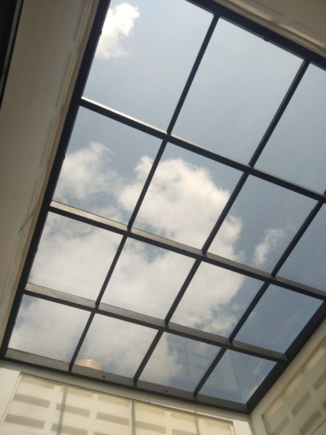 Glass Roof Design Ceilings, Window Ceiling Glass Roof, Skylight Ceiling Design, Balcony Ceiling Ideas, Flat Roof Skylights, Metal Interior Design, Italian Country House, Glass Skylight, Skylight Glass