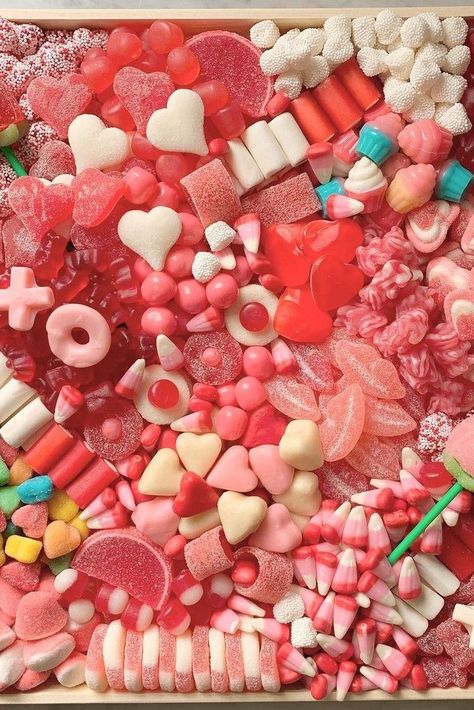 Red Candy Charcuterie Board, Pink Food Tray Ideas, Pink Candy Board, Pink Dessert Board, Pink Candy Charcuterie Board, Red Snack Board, Pink Snack Board, Pink Sweets Aesthetic, Valentines Candy Board