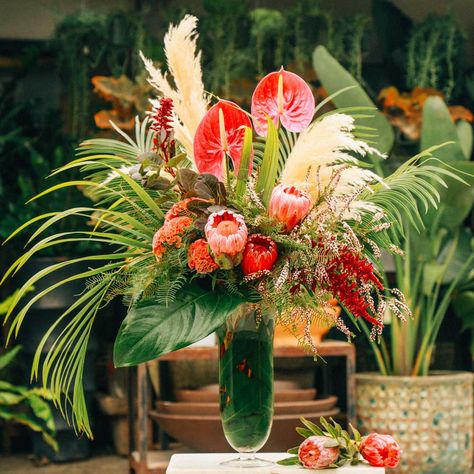 Heart of the Jungle – Empty Vase Palm Leaves And Pampas, Tropical Wedding Centerpieces, Pink Protea, Tropical Centerpieces, Tropical Floral Arrangements, Tropical Flower Arrangements, Tropical Wedding Inspiration, Tropical Wedding Flowers, Pampas Gras