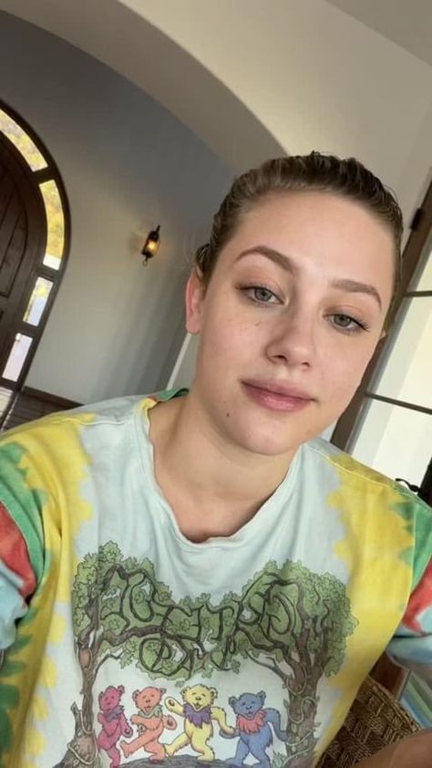 Stories • Instagram Lili Reinhart Funny, Lili Reinhart Fake Video Call, Funny Riverdale Pictures, Riverdale Funny Photos, Lili Reinhart Laughing, Victoria James, Jennifer Aniston Videos, Seductive Photos, Lisa Kelly