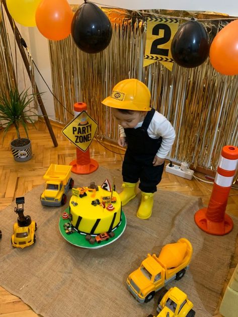 Boy Birthday Party Ideas, Construction Birthday Cake, Digger Birthday, Truck Theme Birthday, Truck Birthday Cakes, George Hats, Construction Theme Birthday Party, 2nd Birthday Party For Boys, Construction Theme Party