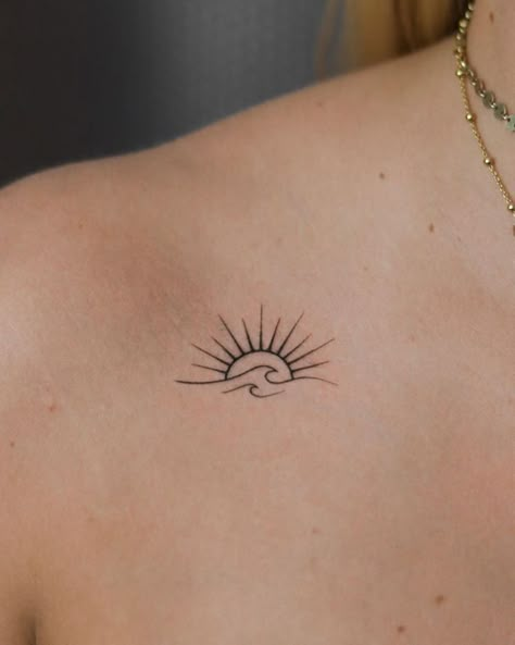 Sunset Tattoo Ideas, Wave And Sun Tattoo, Tattoo Sunset, Wellen Tattoo, Tattoo Sonne, Sun Tattoo Small, Tattoo Sun, Tato Paha, Sunset Tattoo