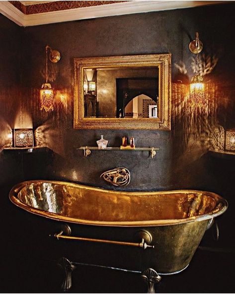 Wow, is this an eye catcher!!!   Beautiful gold against a dark wall. Bathtub Clawfoot, Gold Bathtub, Brass Bathtub, Copper Bath, Bad Inspiration, Dream Bathrooms, Gothic House, Beautiful Bathrooms, Bath Time