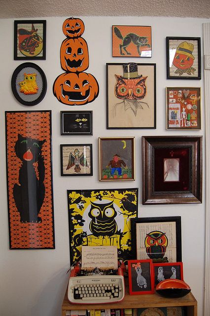 How to frame a collection of vintage Halloween toys. Moldes Halloween, Diy Home Decor For Apartments, Vintage Halloween Images, Ornaments Ideas, Casa Halloween, Creepy Halloween Decorations, Fröhliches Halloween, Diy Halloween Decor, Halloween Toys