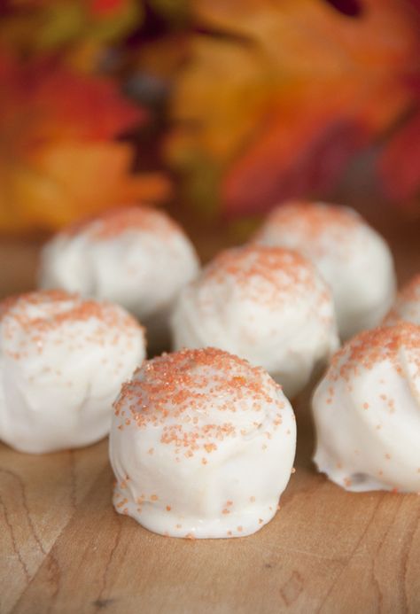 Pumpkin Spice Oreo Truffles Oreo Ball, Wishes And Dishes, Oreo Balls, Recipe Cake, Oreo Truffles, Truffle Recipe, Cake Truffles, Pumpkin Dessert, Fall Desserts