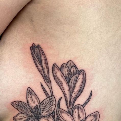 Emma Maris on Instagram: "Crocuses for the lovely Genevieve 🌸 thank you for trusting me with your first tattoo! You made getting your ribs tattooed look easy 💪🏻  .  .  .  .  .  .  #scientificillustration #botanicaltattoo #botanical #floraltattoo #floral #flowertattoo #crocus #naturetattoo #etchingtattoo #etching #engraverstattoo #engraving #blackworktattoo #finelinetattoo #ribtattoo #tattoo #brooklyntattoo #ladytattooers #femaleartist #femaletattooartist #blackink #bouquet #fineliner #peakneedles #19thcentury #19thcenturyart #lineworktattoo #linework #woodcuttattoo" Crocus Flower Tattoo, Crocus Tattoo, Brooklyn Tattoo, Etching Tattoo, Flower Patchwork, Woodcut Tattoo, Crocus Flower, Female Tattoo Artists, Botanical Tattoo