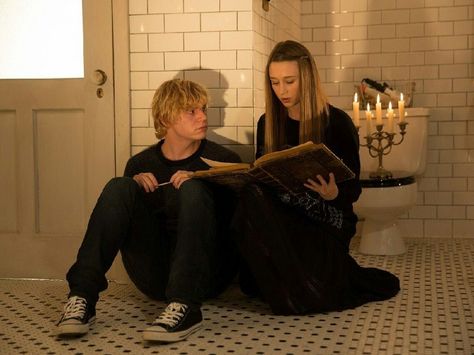 American Horror Story. Tate Langdon and Violet Harmon Tate E Violet, Tate Ahs, Violet Ahs, ليلي كولينز, Evan Peters American Horror Story, American Horror Stories, Ahs Cast, Tate And Violet, American Horror Story 3