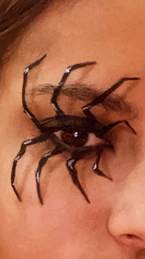 Spider Eye Face Paint, Creepy Spider Makeup, Insect Makeup Halloween, Spider On Eye Makeup, Spider Makeup Ideas, Spider Eyeliner Makeup, Spider Man Eye Makeup, Spider Makeup Eyes, Spider On Face Makeup