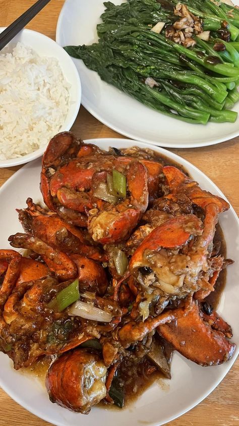 Cantonese Food Recipes | Cantonese style lobster with ginger, and scallions Cantonese Recipes, Chinese Cuisine Recipes, Real Chinese Food, Healthy Chinese Recipes, Scallions Recipes, Seafood Lunch, Fried Lobster, Traditional Chinese Food, Cantonese Cuisine