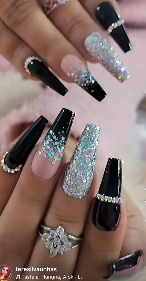 Winter Nails Black And White, Black And Silver Christmas Nails, Black Nails With Gems Rhinestones, Sparkly New Years Nails, Black And Silver Nails Ideas, Black Bling Nails, Black Christmas Nail Designs, Rhinestone Nail Ideas, Black Nails With Silver