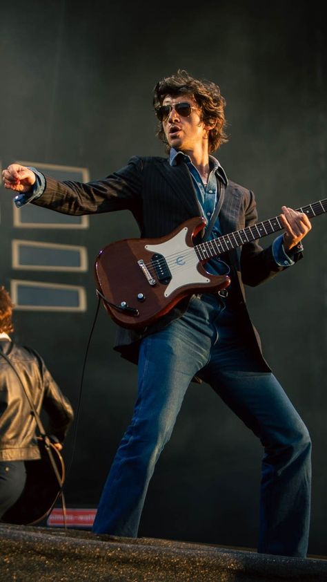 Alex Turner Performing, Arctic Monkeys Aesthetic Outfit Men, Alex Turner Style Outfits, Alex Turner Fashion, Musician Outfit Men, Alex Turner Suit, Alex Turner Full Body Pic, Alex Turner Style, Arctic Monkeys Aesthetic Outfit