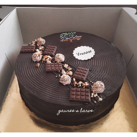 Chocolate Cake For Men Birthdays, Cake Designs For Men Simple, Chocolate Cake Designs For Men, Cack Decoration Easy, Cake Ultah Coklat, Elegant Chocolate Cake Design, Chocolate Truffle Cake Designs, Simple Cake Designs For Men, Chocolate Birthday Cake Decoration