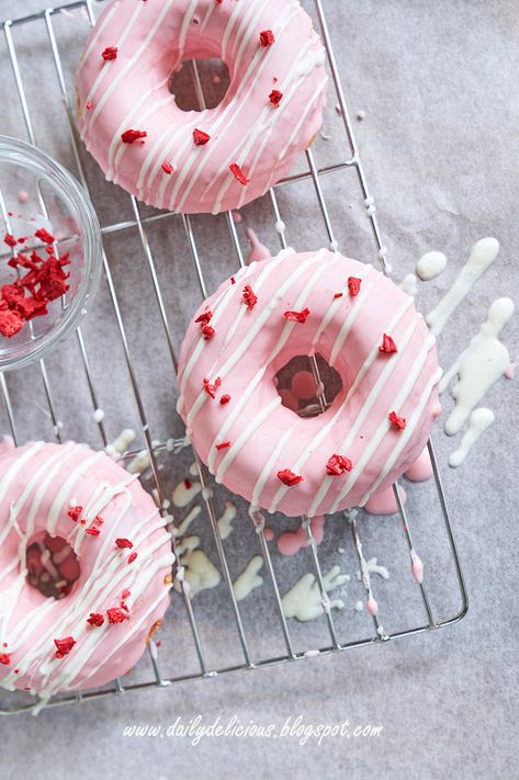 Donuts Ideas, Donat Glaze, Baked Doughnut, Strawberry Doughnut, Pink Doughnut, Strawberry Donut, Donut Decorating Ideas, Pink Doughnuts, Baked Doughnuts