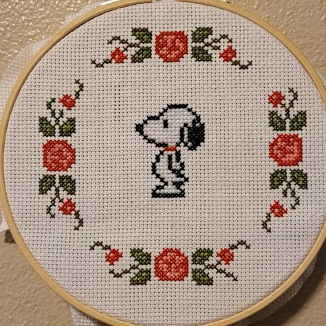 4 Inch Hoop Cross Stitch Pattern, Cross Stitch Patterns Dog, Snoopy Cross Stitch Pattern Free, Cross Stitch Snoopy, Snoopy Embroidery Pattern, Snoopy Cross Stitch Pattern, Crossstich Ideas, Beginner Cross Stitch Patterns, Snoopy Cross Stitch