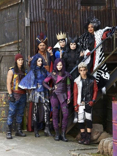 Descendants 4 (450x600) Descendants Wicked World, Descendants Costumes, Disney Descendants Movie, Disney Channel Movies, Disney Channel Descendants, Descendants Cast, Disney Channel Original, Kristin Chenoweth, Disney Channel Shows