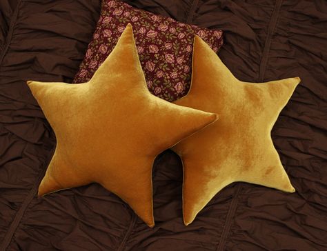 DIY No Sew Velvet Gold Star Pillows Diy Star Pillow, Moon Throw Pillow, Diy Moon Pillow, Star Pillow Pattern Sewing, Diy Cute Pillows, Unique Pillows Diy, Velvet Sewing Projects, Creative Pillows Diy, Eclectic Throw Pillows