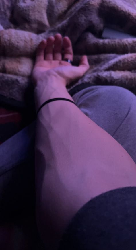 veins man veins 😮‍💨😮‍💨😮‍💨 Vain Arms Men, Women Veins Arms, Arm Veins Aesthetic, Vainy Hands Man, Veiny Arms Guys Aesthetic, Briar Aesthetic, Forearm Veins, Hand Comparison, Arm Veins