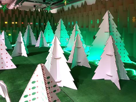 bosque-arboles-navidad-carton-decoracion-centro-comercial Brand Activation, Santa's Workshop, Decoration Originale, Christmas Window, Work Ideas, Retail Design, Christmas Tree Skirt, Coca Cola, Recycling