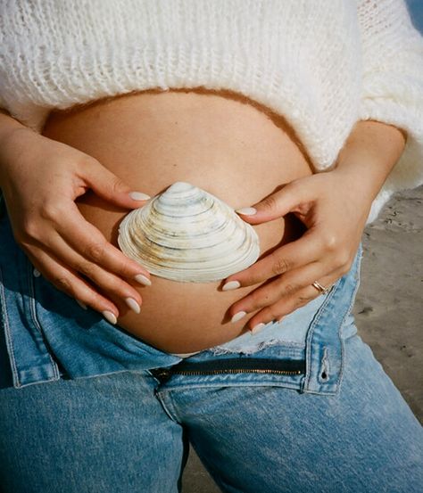 Beach Pregnancy Photoshoot, Beach Baby Announcement, Pregnancy Photoshoot Ideas, Beach Maternity Pictures, Cute Pregnancy Photos, Pregnancy Announcement Photoshoot, Dog Pregnancy Announcement, Unisex Baby Names, Beach Maternity Photos