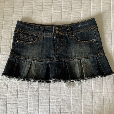 Denim
Pleated mini skirt 
Jean skirt 
Y2k 
Juicy couture 
Outfit Dior Mini Skirt, Mini Skirt Aesthetic, Denim Miniskirt, Y2k Skirts, 2000s Fashion Outfits, Skirt Vintage, 2000s Fashion, Dream Clothes, Outfits Casuales